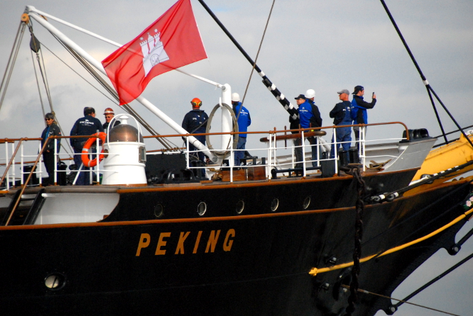 Die PEKING mit Hamburger Stadtflagge auf der Elbe kurz vor Hamburg am 7.9.2020 © Andreas Zedler