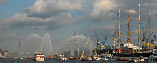 Die PEKING passiert die Werft Blohm + Voss, auf der sie 1911 gebaut wurde. Hamburg,   7.9.2020 © Andreas Zedler