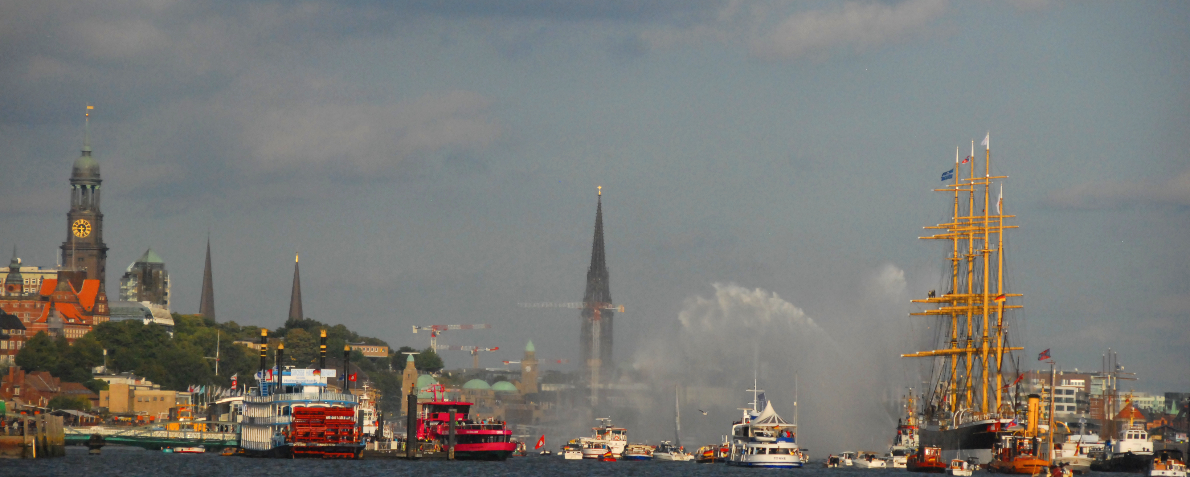 Die PEKING auf dem Heimweg nach Hamburg begleitet von einer Ehreneskorte aus Traditionsschiffen wie dem Peil- und Bereisungsdampfschiff SCHAARHÖRN am 7.9.2020 © Andreas Zedler